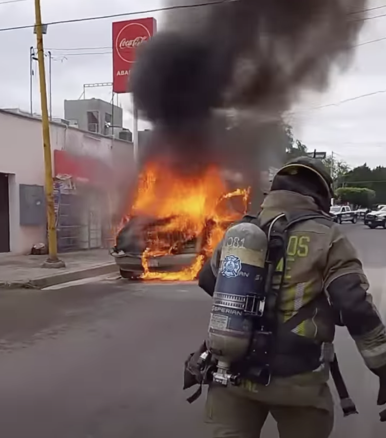 Se incendia vehículo frente a abarrotes en el Centro de Cajeme